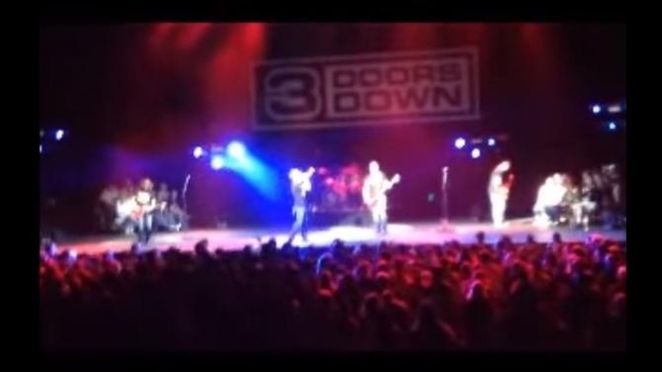 3 Doors Down's Lead Singer Notices Something Disturbing In The Crowd, Takes Swift Action (Video) - picture 2