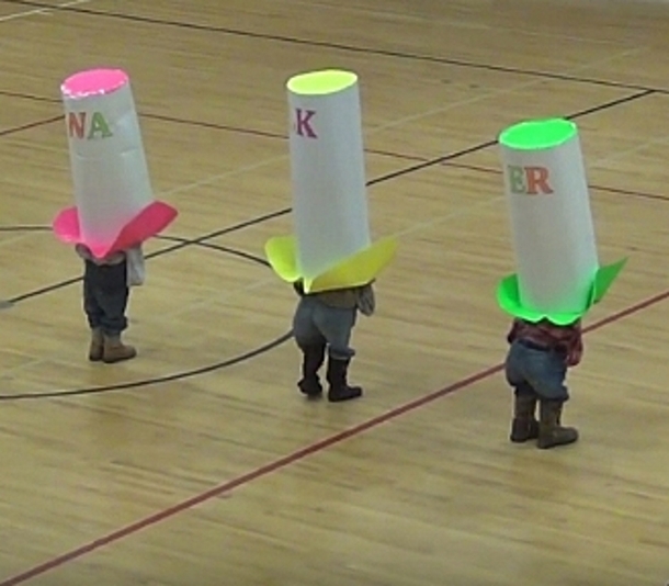 3 Girls Approach Crowd In Giant Hats, 60 Seconds Later, The Crowd Explode With Their Dance Moves - picture 5