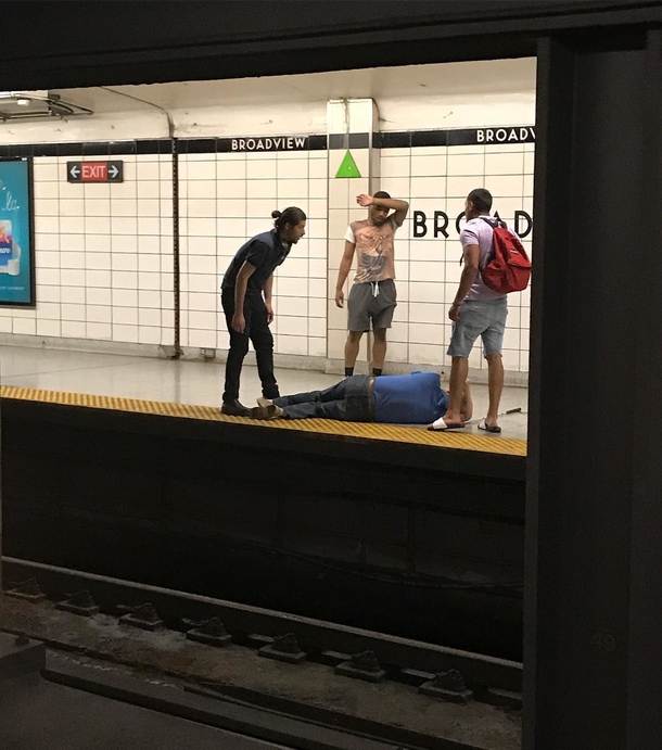 3 Heroes hop onto train tracks to save blind man – ‘It was the right thing to do’ - picture 2