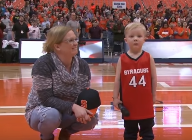 3-Year-Old Grabs Mic To Unleash An Amazing Version Of The National Anthem That Has Crowd Roaring - picture 2