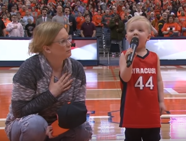 3-Year-Old Grabs Mic To Unleash An Amazing Version Of The National Anthem That Has Crowd Roaring - picture 3