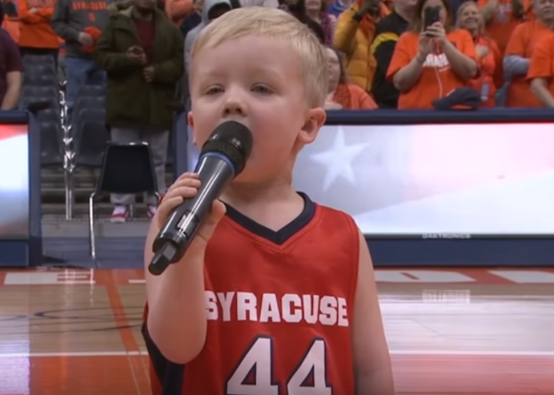 3-Year-Old Grabs Mic To Unleash An Amazing Version Of The National Anthem That Has Crowd Roaring - picture 4