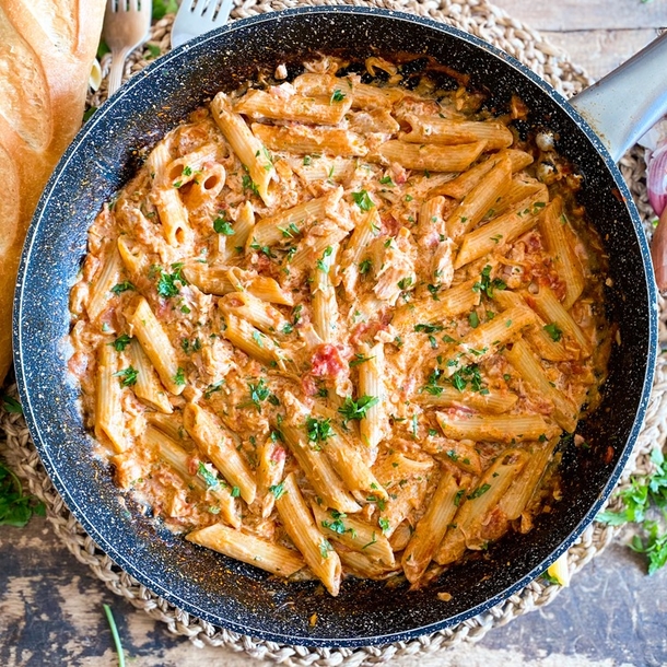 30 Minute One-Pan Creamy Tuna Pasta Recipe - picture 2