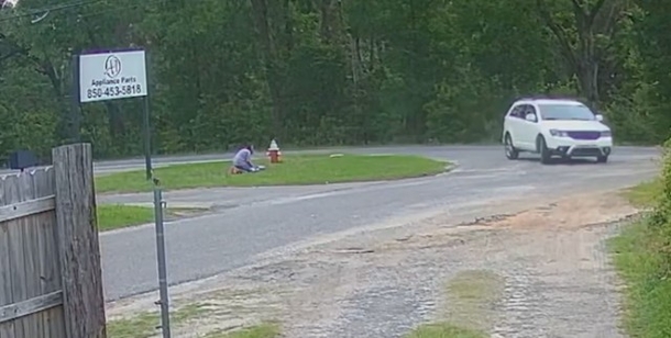 30-year-old Florida man arrested after footage captures him attempting to kidnap 11-year-old at bus stop - picture 3