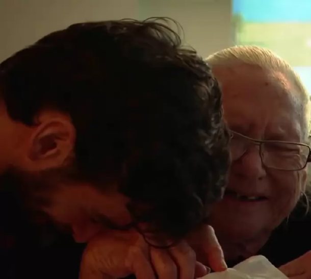 31-year-old invites elderly woman to live with him so she spend her final days alone - picture 10