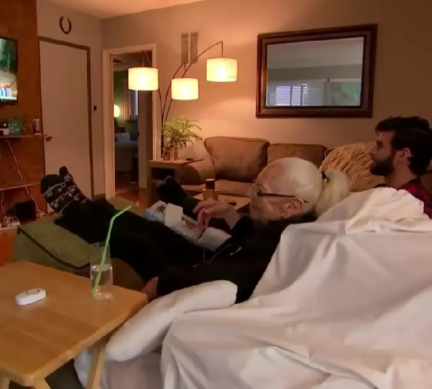 31-year-old invites elderly woman to live with him so she spend her final days alone - picture 11