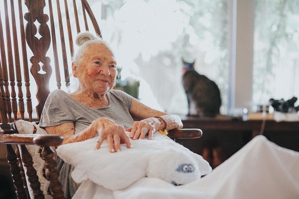 31-year-old invites elderly woman to live with him so she spend her final days alone - picture 12