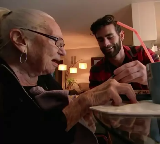 31-year-old invites elderly woman to live with him so she spend her final days alone - picture 5