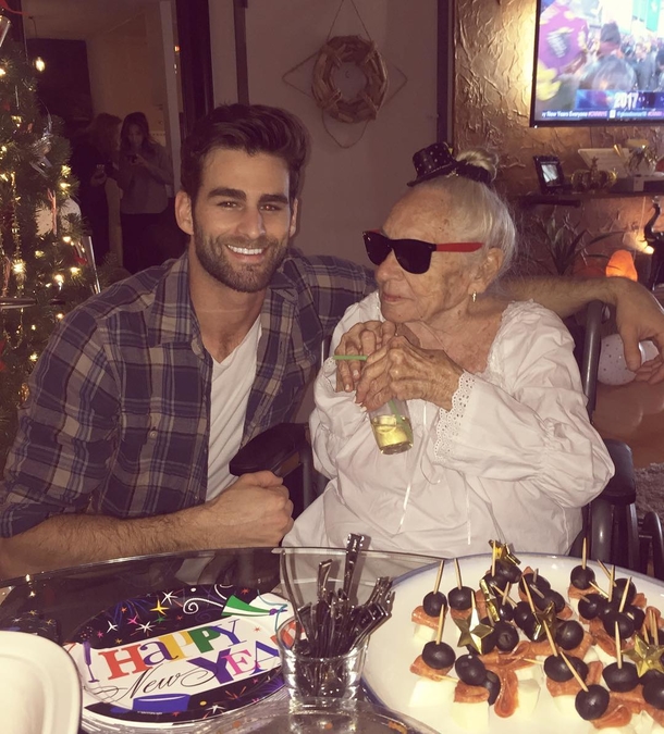 31-year-old invites elderly woman to live with him so she spend her final days alone - picture 6