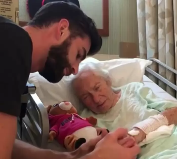 31-year-old invites elderly woman to live with him so she spend her final days alone - picture 7