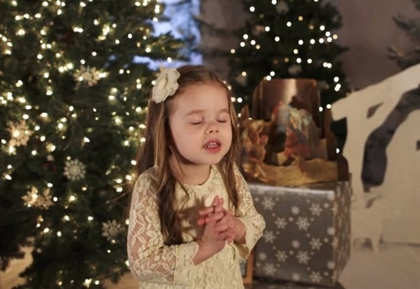 4-Year-Old Girl Closes Her Eyes To Sing Beautiful Christmas Song, Will Bring Tears To Your Eyes When You Hear 1st Note - picture 3