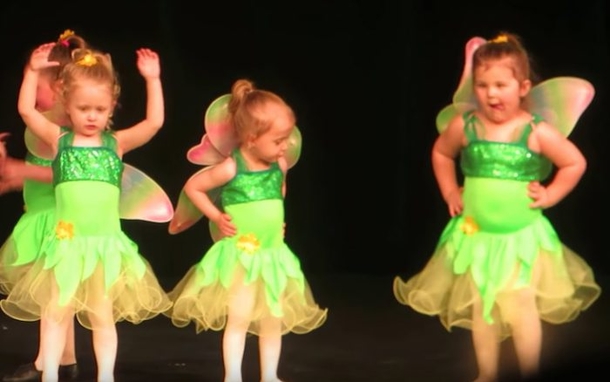 5 Little Girls Dressed As Fairies Line Together For A Recital, They Immediately Ditch Their Routine And Do This Instead - picture 2