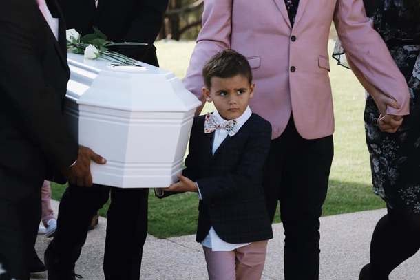 5-year-old brother carries baby sister’s coffin as he says goodbye to her for last time - picture 7