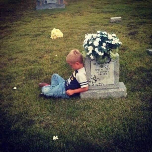 5-year-old goes to visit grave of his twin brother to tell him all about first day of kindergarten, still dreams of him - picture 2