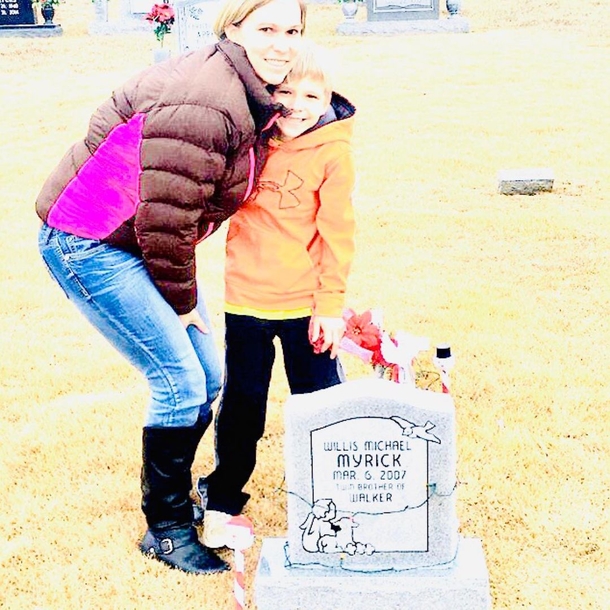 5-year-old goes to visit grave of his twin brother to tell him all about first day of kindergarten, still dreams of him - picture 5