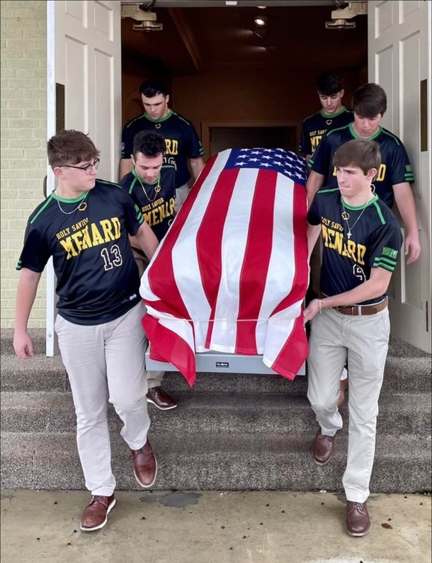 6 Young Men carry the casket of Air Force veteran with no family - picture 3