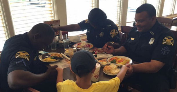 6-Year-Old Boy Joins A Table Of Cops And Prays For Their Safety Over Breakfast - picture 2