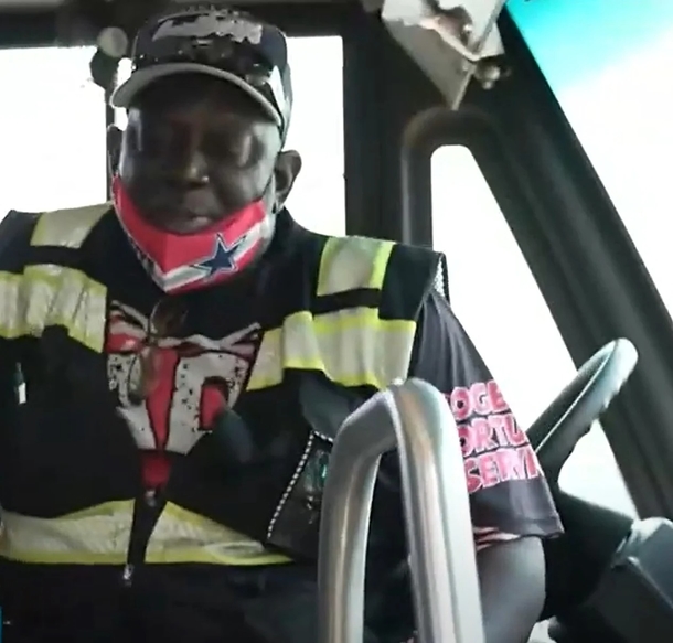 6-year-old student often visits the principal’s office until this school bus driver becomes his friend - picture 2