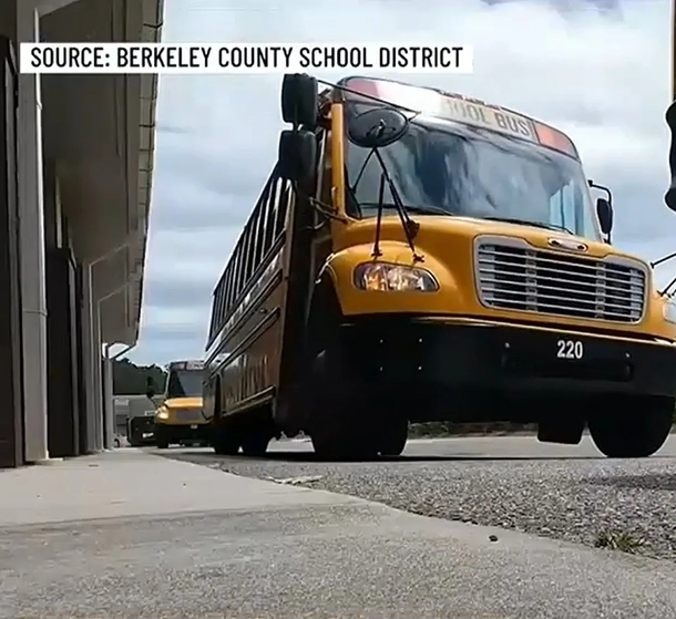 6-year-old student often visits the principal’s office until this school bus driver becomes his friend - picture 7