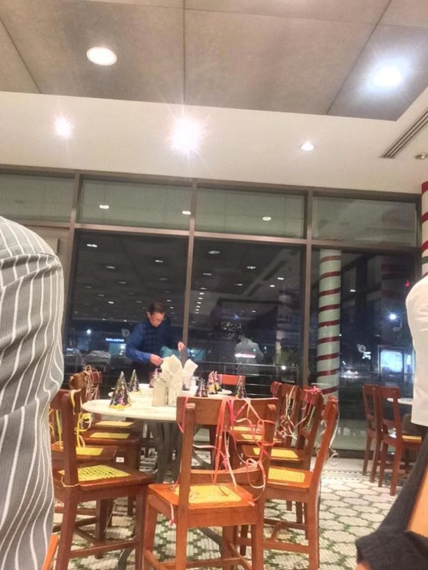 61-Year-Old Man Celebrates His Birthday All Alone When His Guests Don't Show; When He Stands Up, Everything Changes - picture 2