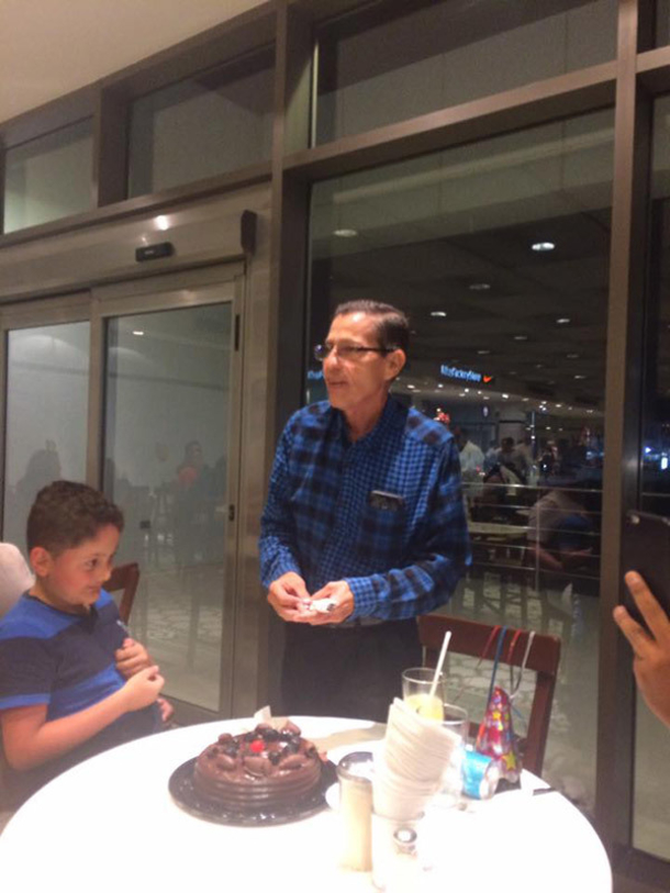 61-Year-Old Man Celebrates His Birthday All Alone When His Guests Don't Show; When He Stands Up, Everything Changes - picture 3