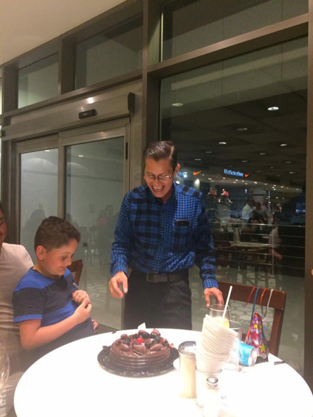 61-Year-Old Man Celebrates His Birthday All Alone When His Guests Don't Show; When He Stands Up, Everything Changes - picture 5