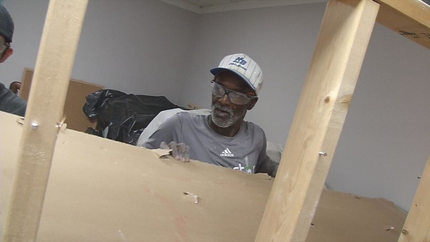 64-Year-Old Handyman stood in hot sun with a sign asking for work – until construction boss sees it and calls him in - picture 3