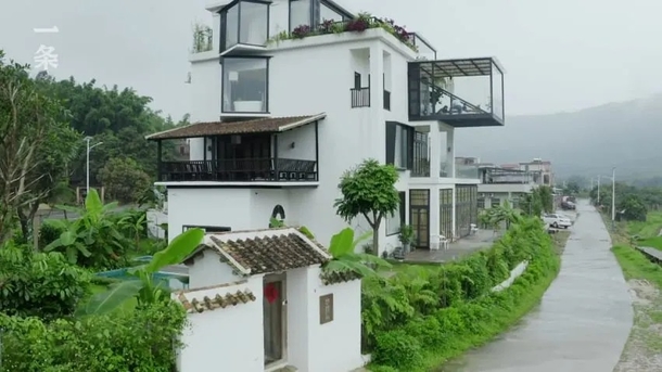 7 girlfriends purchase a mansion so they can retire and live together - picture 3