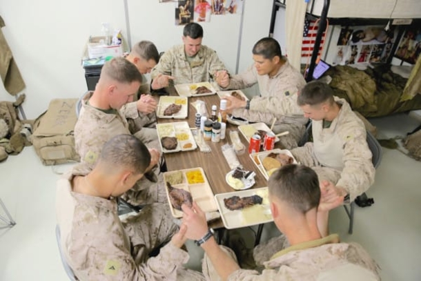 7 Young Marines Bow Their Heads In Prayer. What They're Thankful For? This Is Beautiful. - picture 4