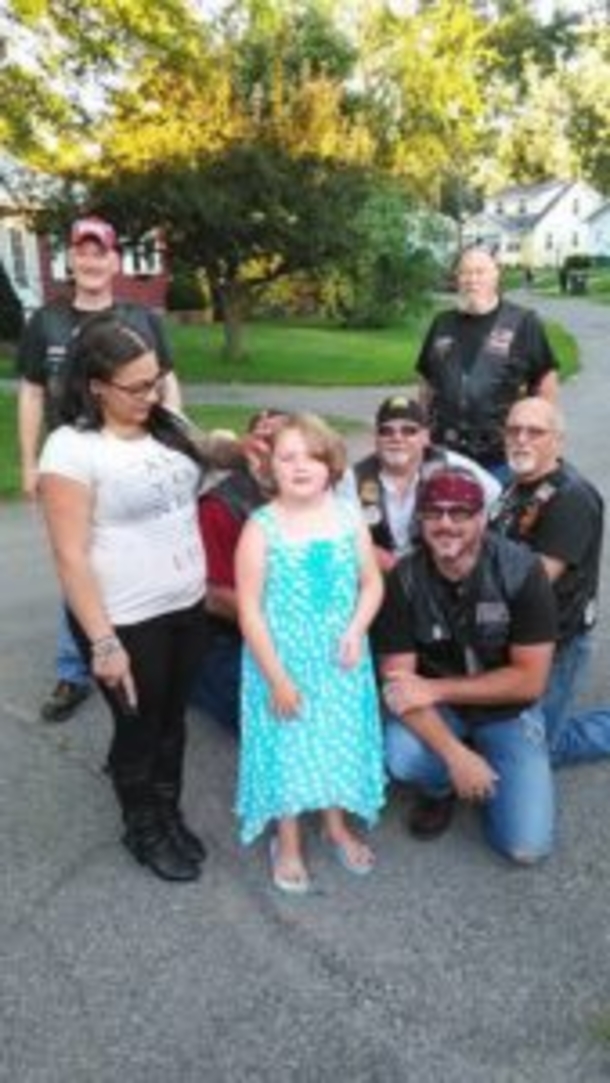 7-YEAR-OLD GIRL BULLIED FOR A YEAR, THEN THESE MEN SHOW UP TO PROTECT HER - picture 3