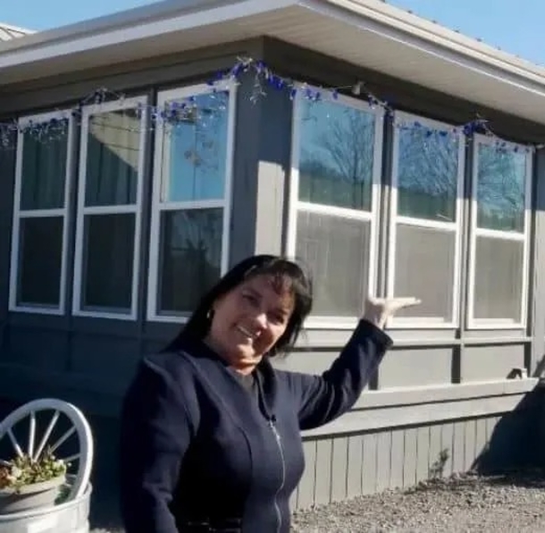 72-Year-Old Woman On Fixed Income Builds Beautiful Tiny Home with Spacious Sunroom and Finds Joy in Simplicity - picture 3