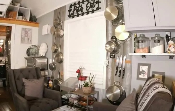 72-Year-Old Woman On Fixed Income Builds Beautiful Tiny Home with Spacious Sunroom and Finds Joy in Simplicity - picture 6