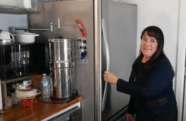 72-Year-Old Woman On Fixed Income Builds Beautiful Tiny Home with Spacious Sunroom and Finds Joy in Simplicity - picture 7