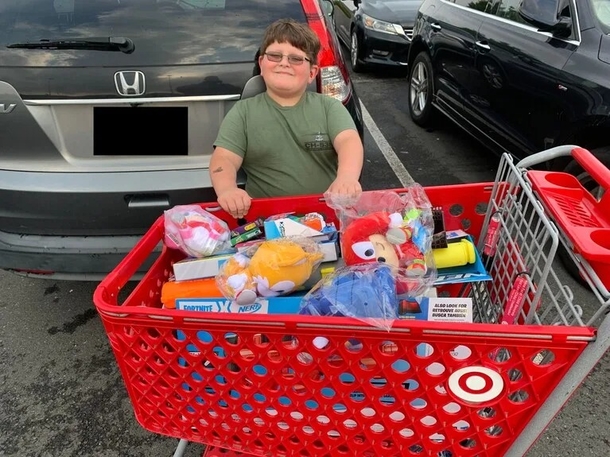 8-year-old kid with hearing issue is blessed with shopping spree after strangers’ mean prank at Target - picture 2