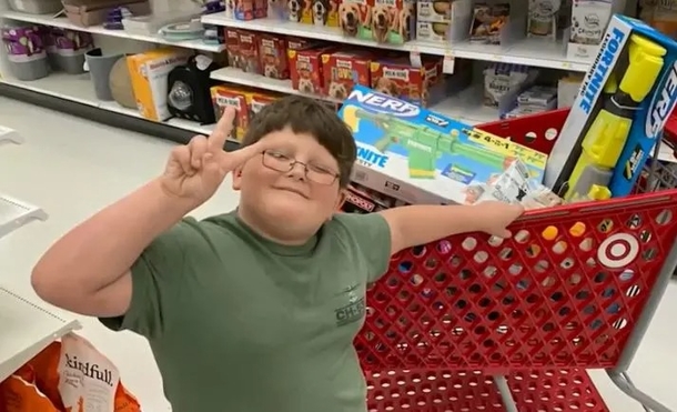8-year-old kid with hearing issue is blessed with shopping spree after strangers’ mean prank at Target - picture 4