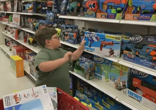 8-year-old kid with hearing issue is blessed with shopping spree after strangers’ mean prank at Target - picture 5