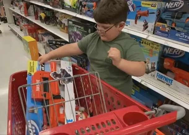 8-year-old kid with hearing issue is blessed with shopping spree after strangers’ mean prank at Target - picture 6