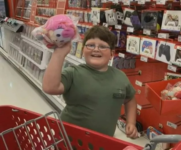 8-year-old kid with hearing issue is blessed with shopping spree after strangers’ mean prank at Target - picture 7