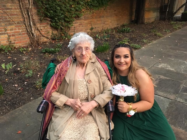 86-year-old grandma requested to be “fairy” flower girl at her granddaughter’s wedding - picture 3