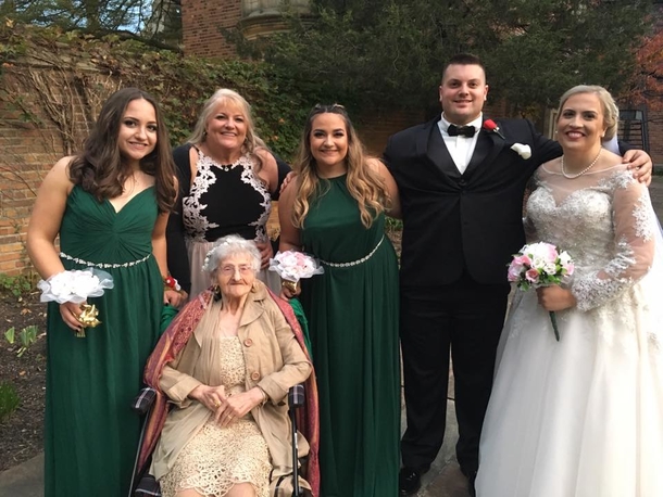 86-year-old grandma requested to be “fairy” flower girl at her granddaughter’s wedding - picture 4