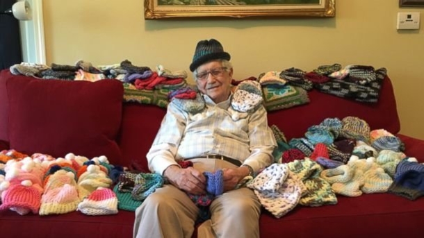 86-Year-Old Teaches Himself How To Knit So He Can Make Cozy, Warm Hats For NICU Babies - picture 2