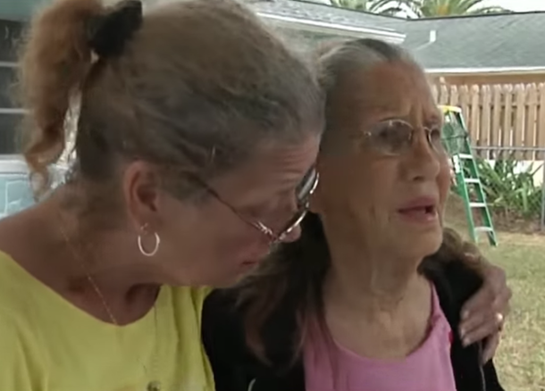 89-Year-Old Gets Thrown Out Into Streets. Neighbor Slips Something In Hand Before She Leaves - picture 4