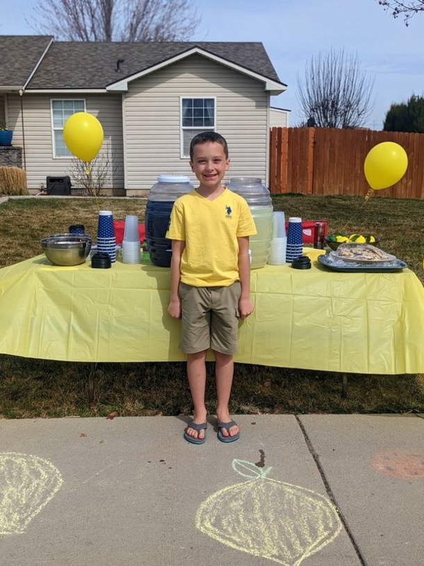 9-year-old boy lemonade stand raises $2,000 for shelter cats - picture 4
