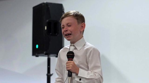 9-year-old brother of bride steals the show with heartwarming wedding speech, leaves all in tears - picture 2