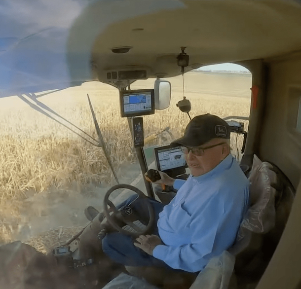 94-year-old man founded a farm that has been running for eight decades – still commands the combine - picture 4