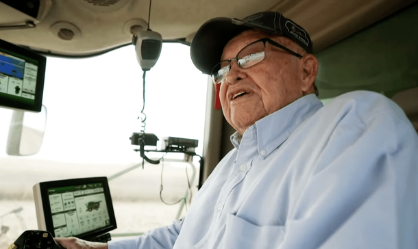 94-year-old man founded a farm that has been running for eight decades – still commands the combine - picture 5
