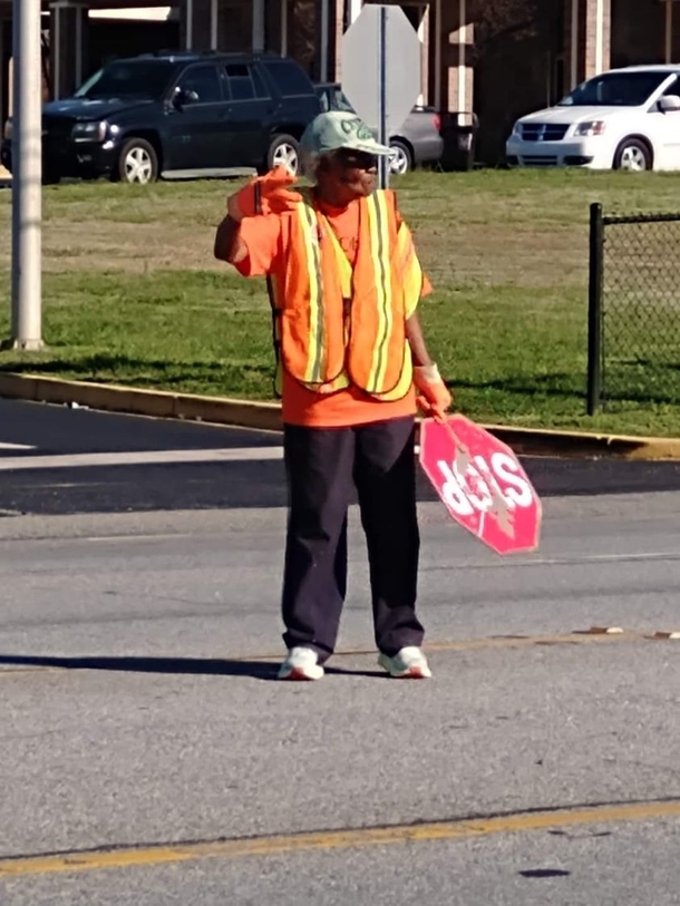 95-year-old crossing guard goes back to her former job at South Carolina high school after short retirement - picture 3