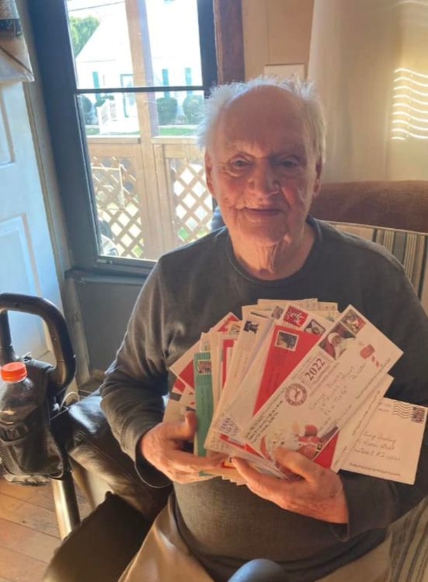 95-Year-Old Widower, gets over 15,000 cards from strangers around the world after death of wife, who loved Christmas - picture 4