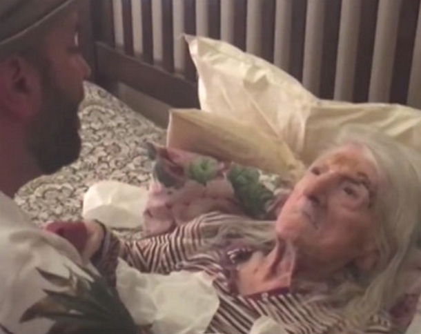 98-Year-Old Grandma Gets A Visit From Her Grandson That Leaves Her & The Internet In Tears When He Does This - picture 2