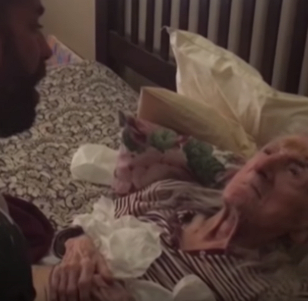 98-Year-Old Grandma Gets A Visit From Her Grandson That Leaves Her & The Internet In Tears When He Does This - picture 3